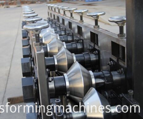 Winkelmaschine mit Löchern Angle machine with holes